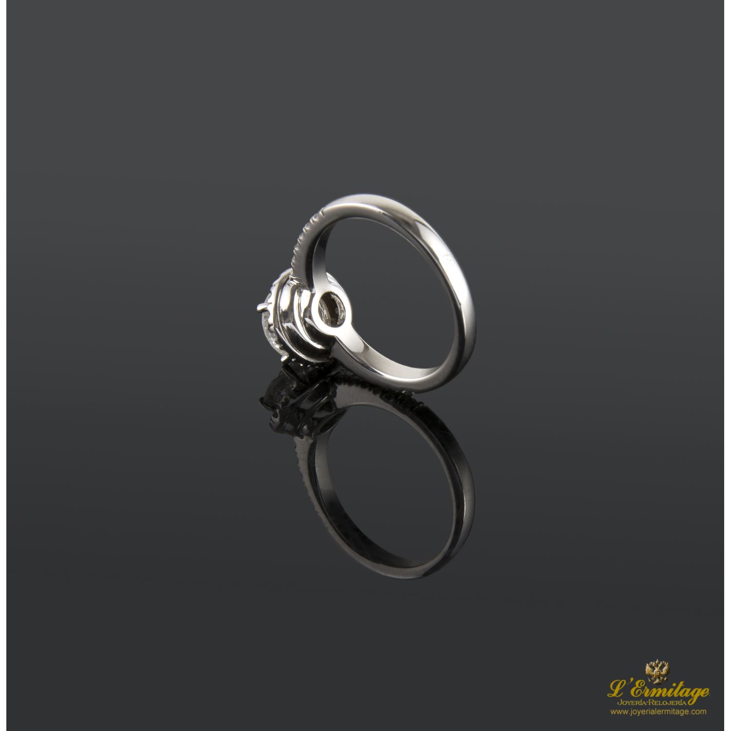 Sortija solitario oro blanco y diamantes color g, pureza vs1 y peso 1,31 cts.