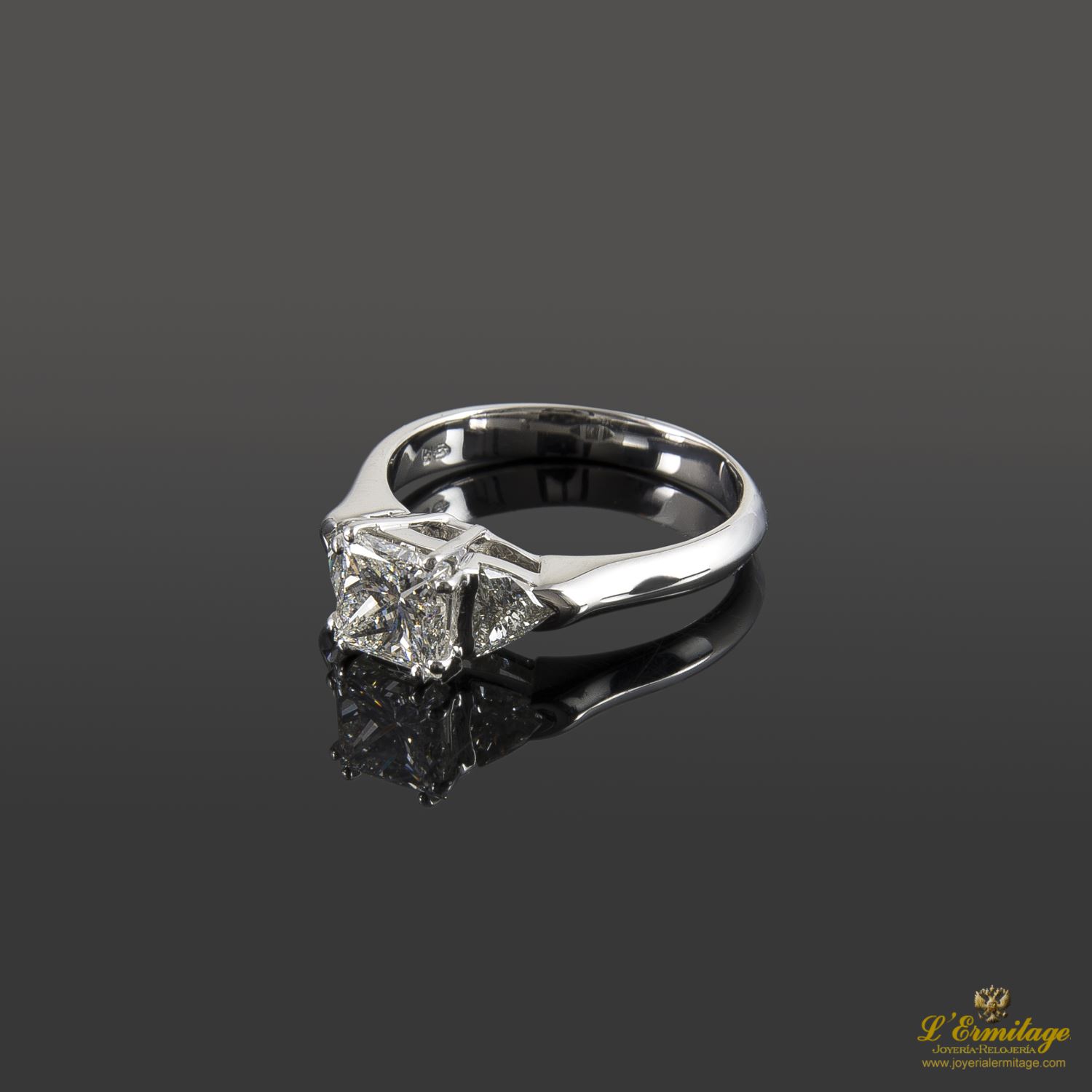 Sortija oro blanco y diamantes.  