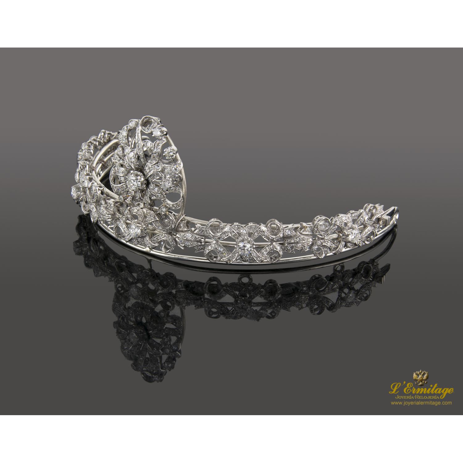 Diadema realizada en oro blanco con diamantes naturales.