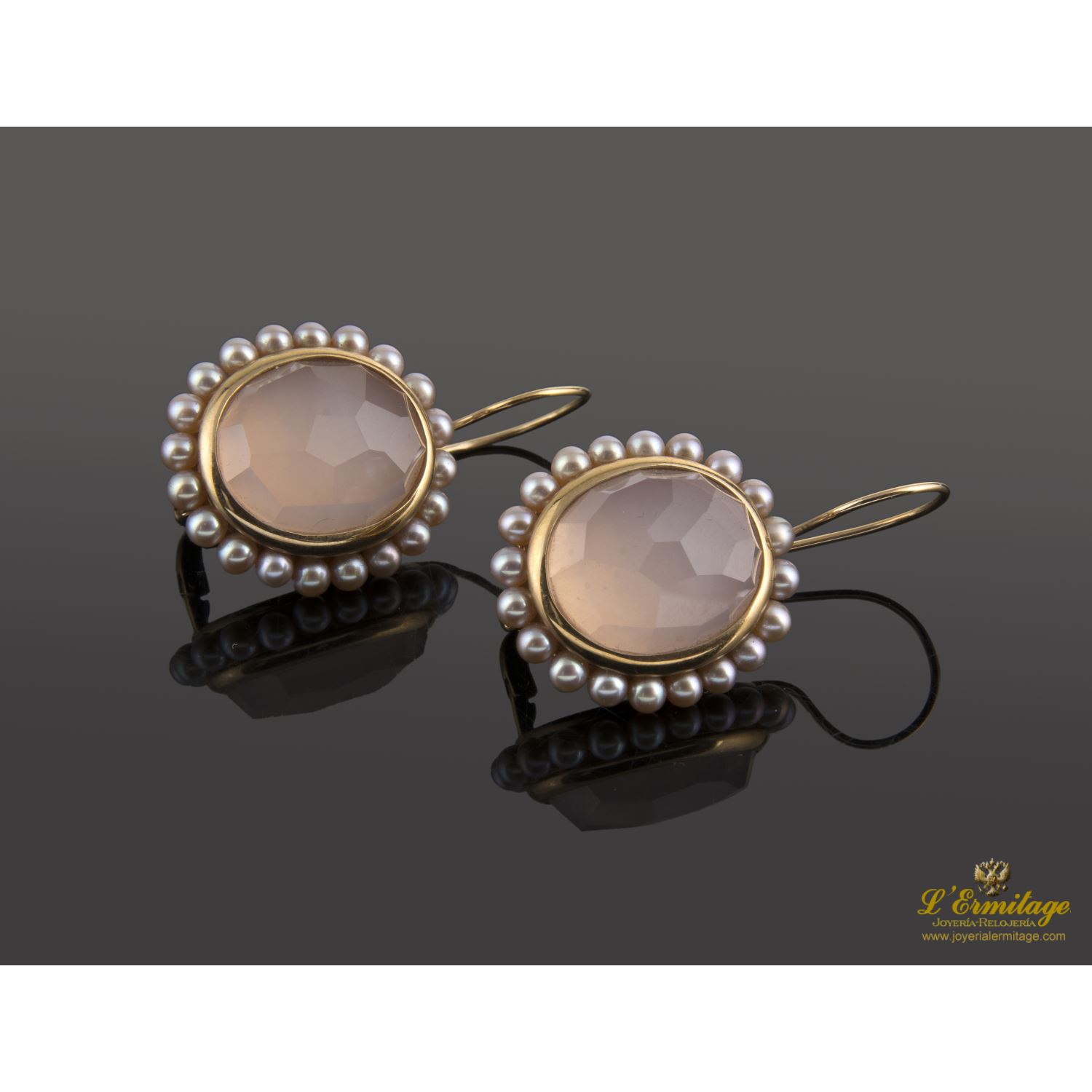 Pendientes en oro amarillo con piedra semipreciosa rosa y perlas.
