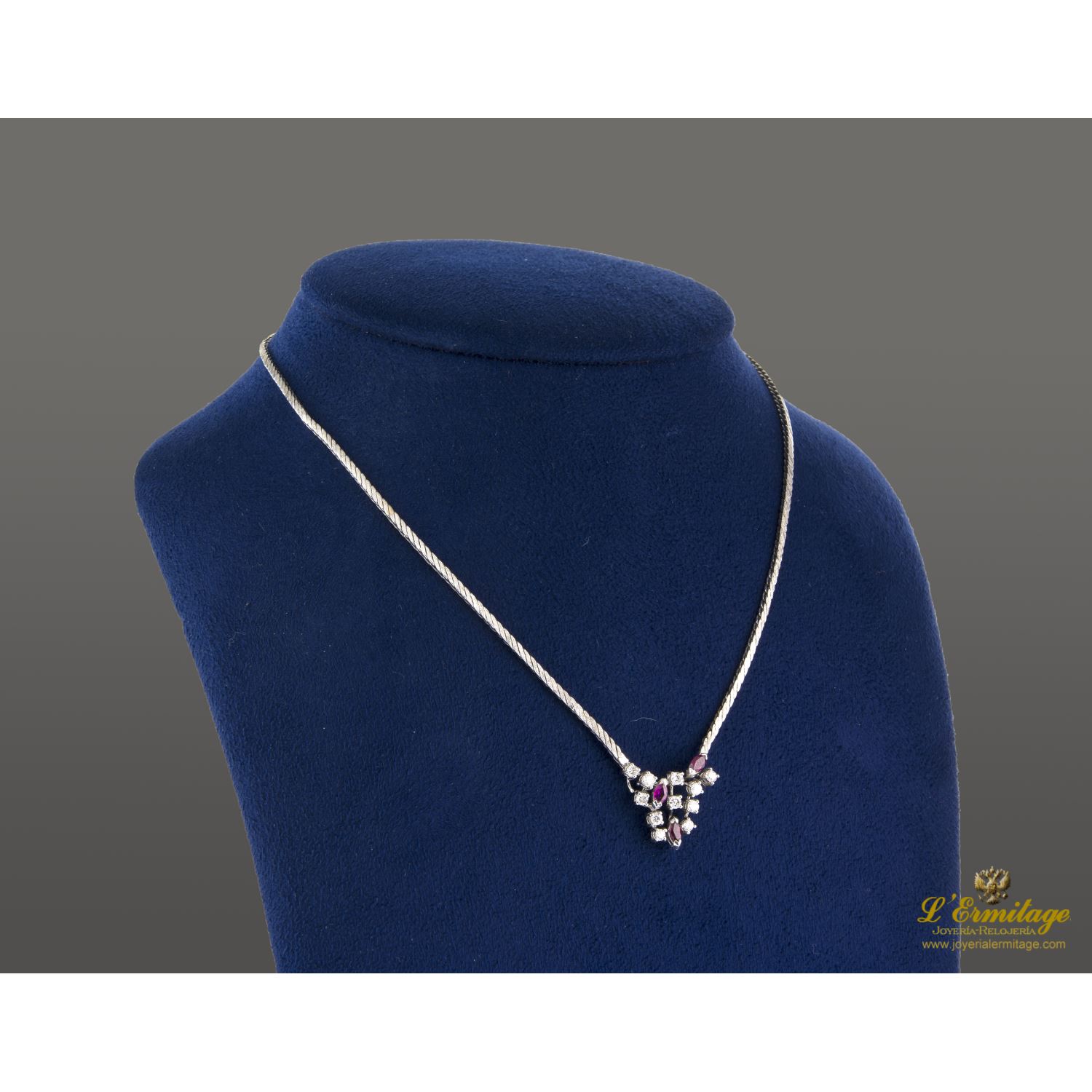Gargantilla oro blanco rubíes y diamantes.