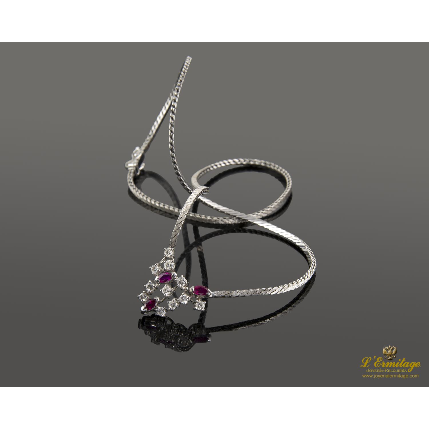 Gargantilla oro blanco rubíes y diamantes.