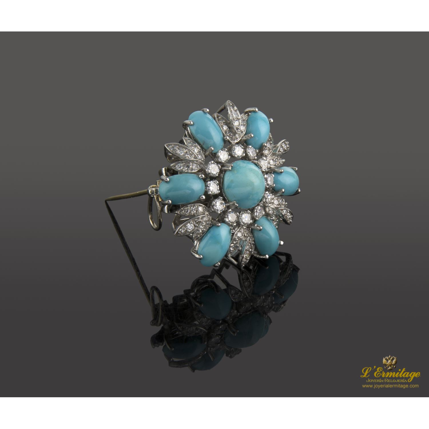 Broche en forma de flor oro blanco turquesas y diamantes.