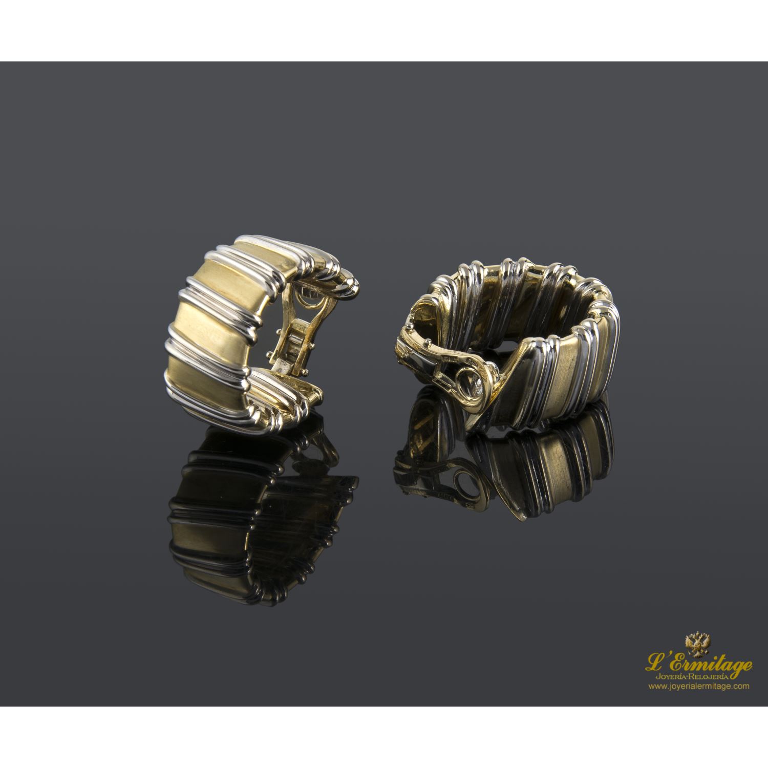 Pendientes realizados en oro amarillo y oro blanco.