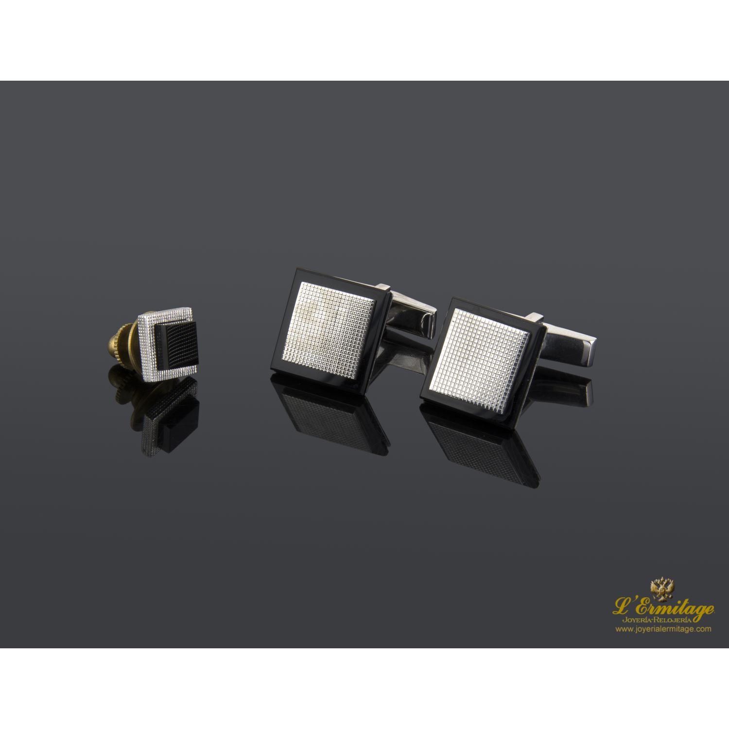 Gemelos y botón realizados en oro blanco y ónix.