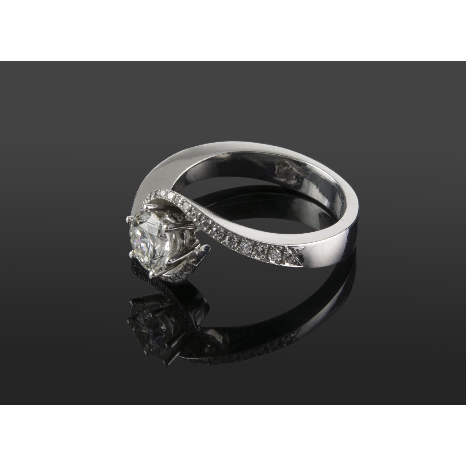 Sortija oro blanco y diamantes color j, pureza vs1 y peso 1,04 cts.