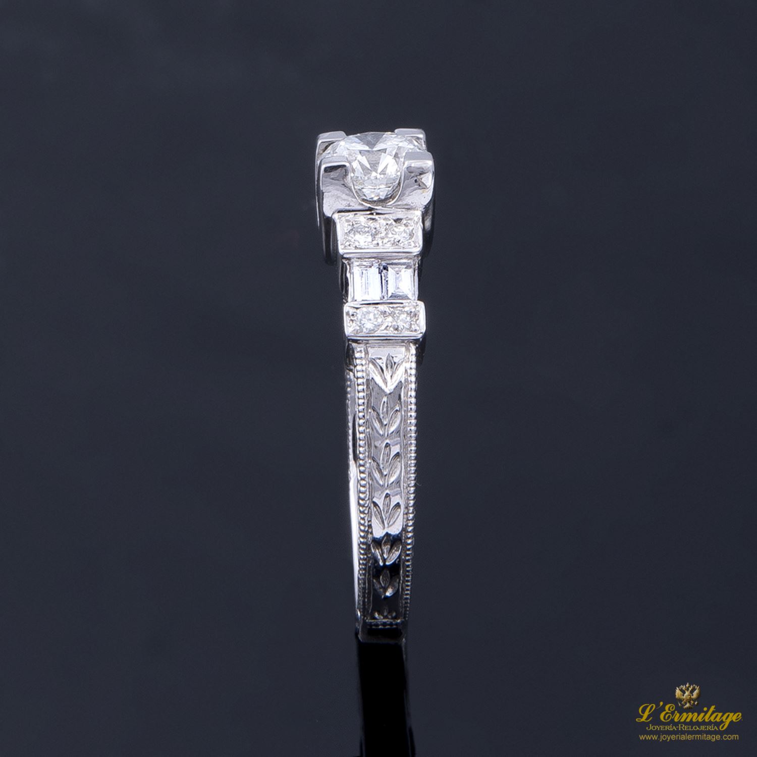 Sortija oro blanco y diamantes color g, pureza si1 y peso 0,55 cts.