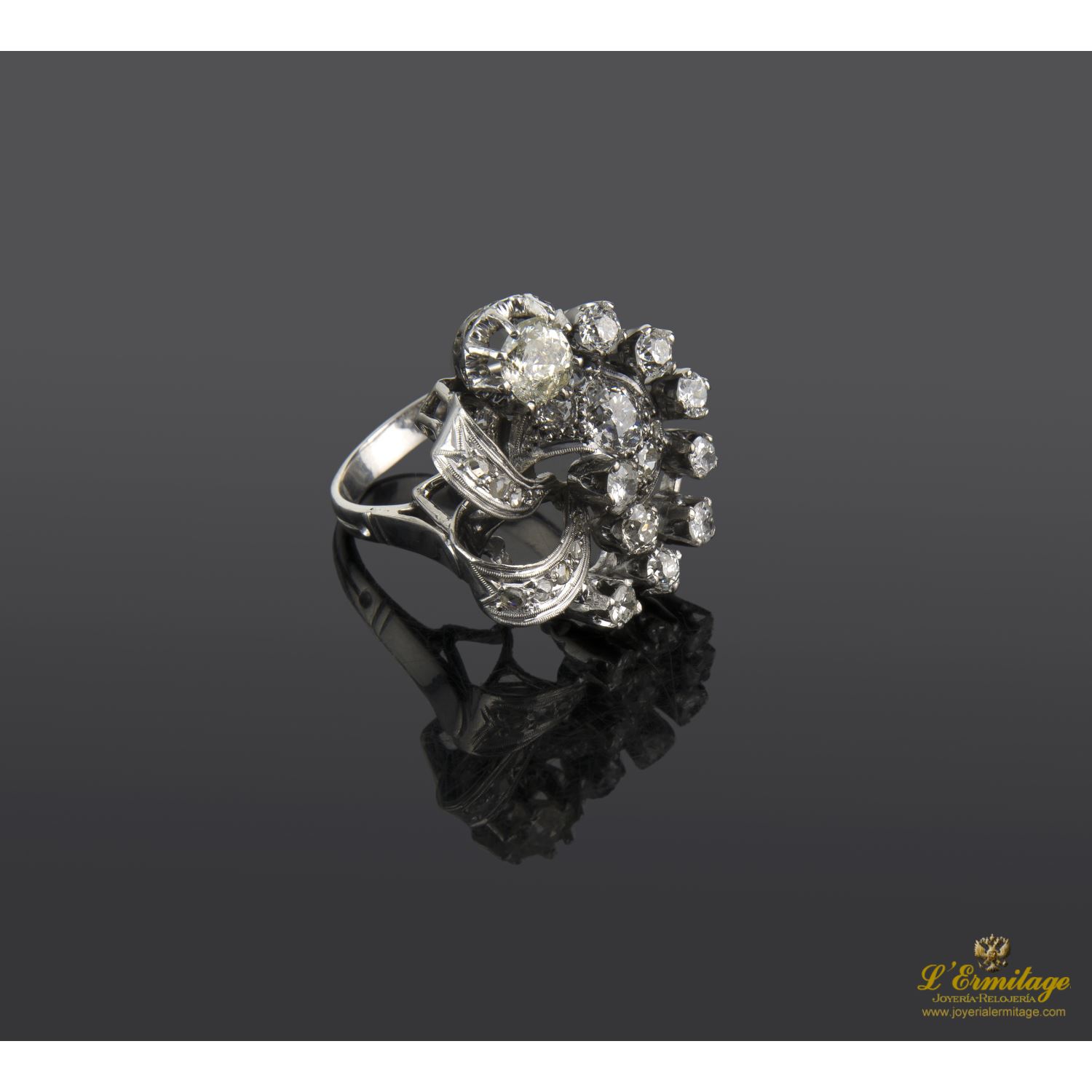 Sortija antigua oro blanco y diamantes naturales