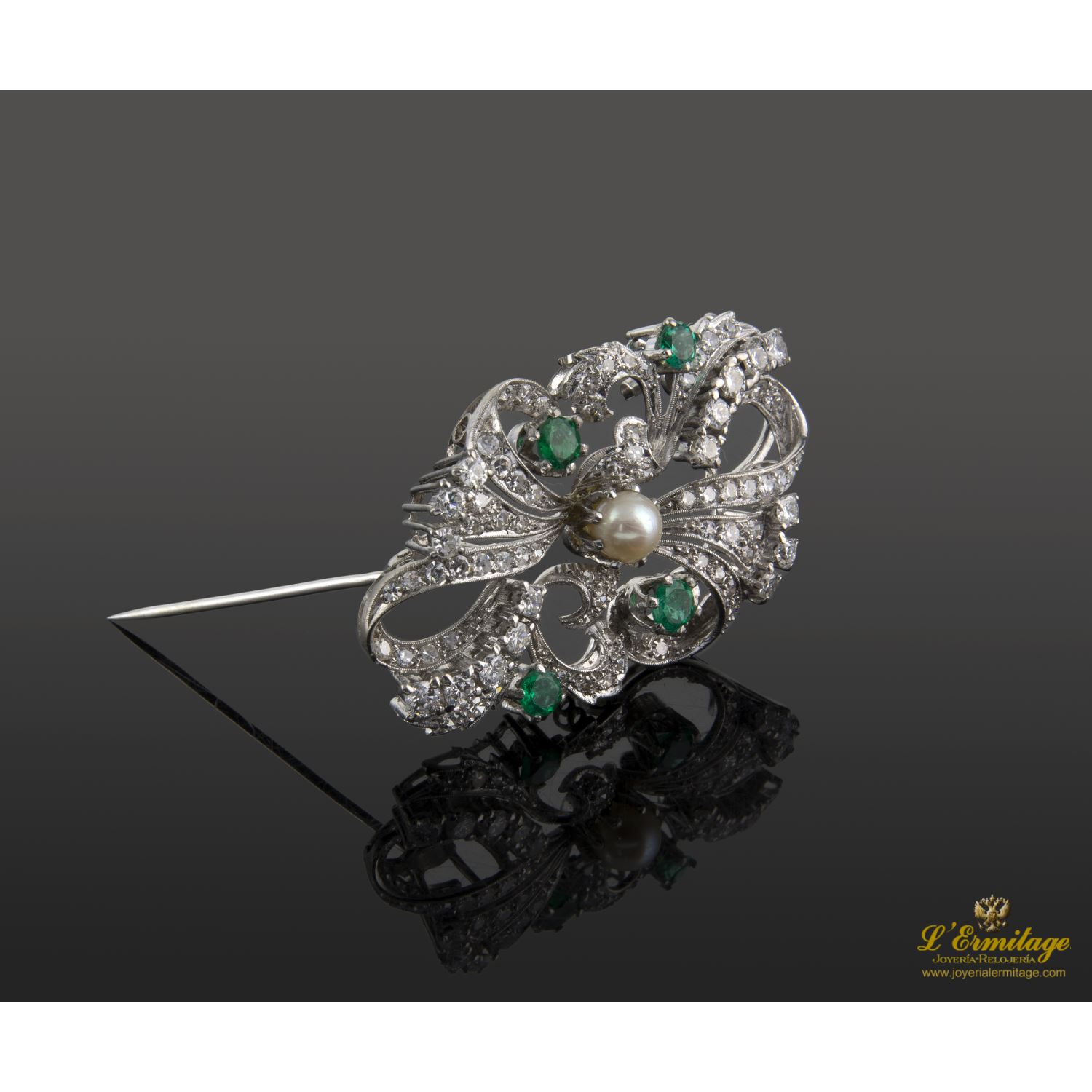 Broche-alfiler oro blanco perla, esmeraldas y diamantes.