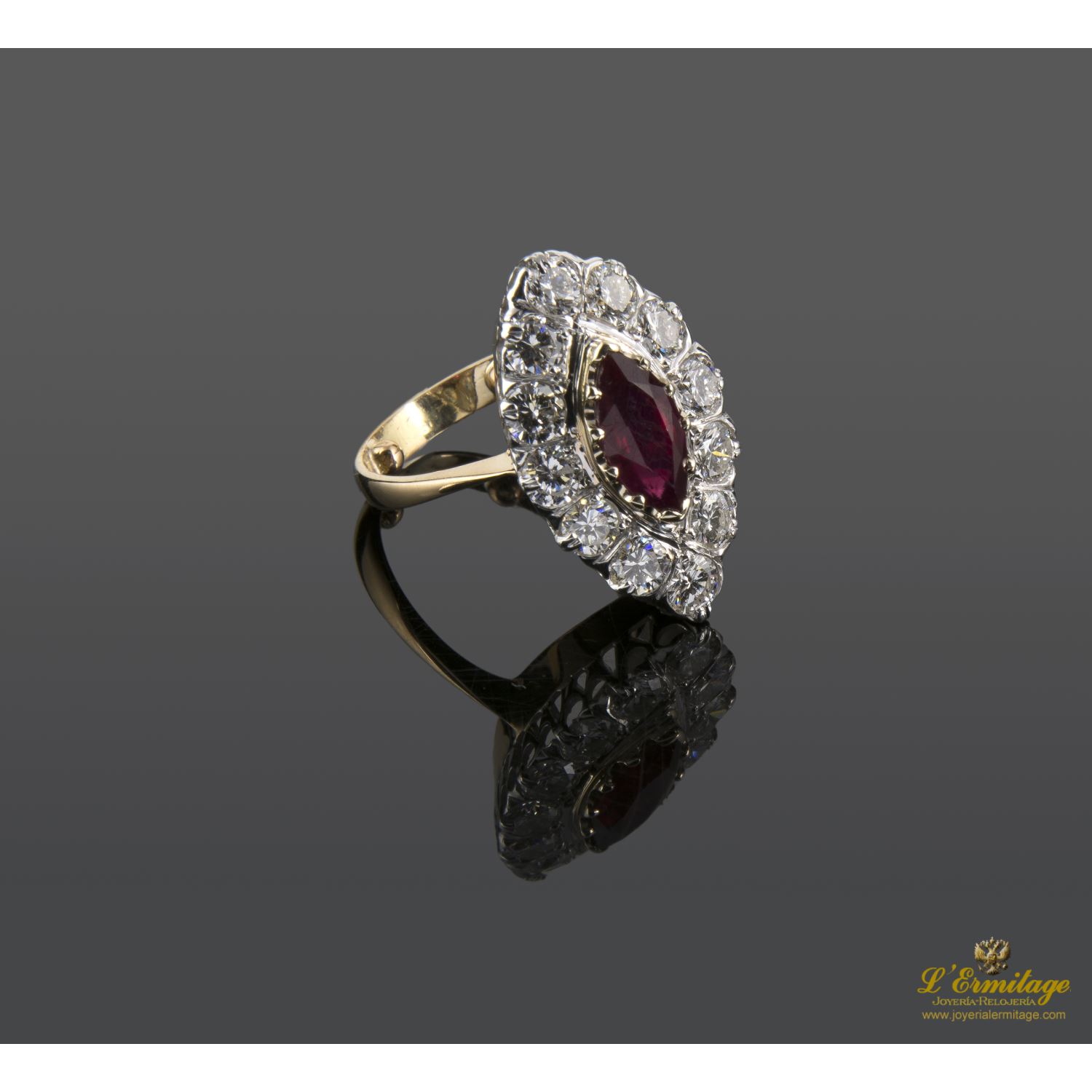 Sortija lanzadera oro blanco oro amarillo rubí y diamantes.