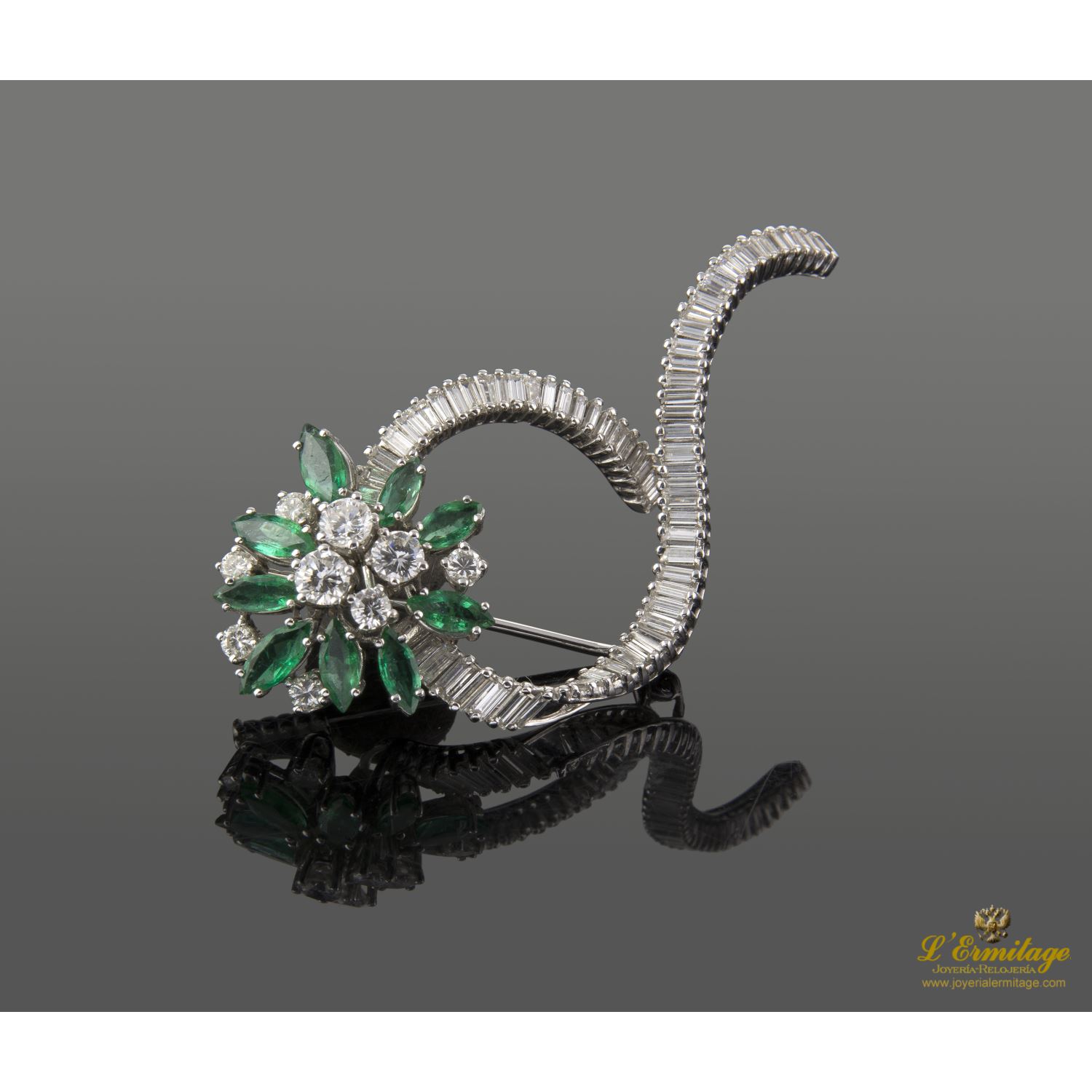 Broche-alfiler oro blanco esmeraldas y diamantes.