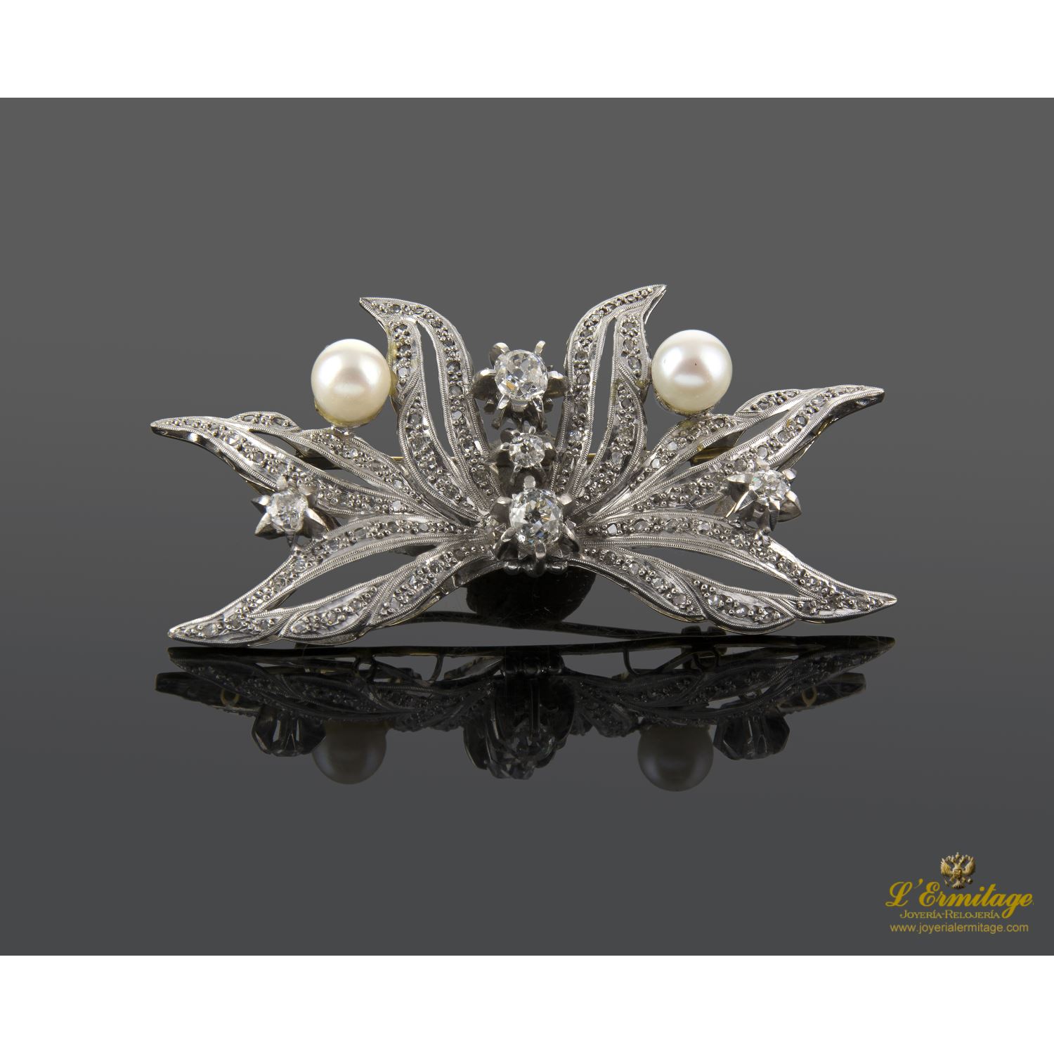 Broche-alfiler antiguo oro amarillo oro blanco perlas y diamantes.