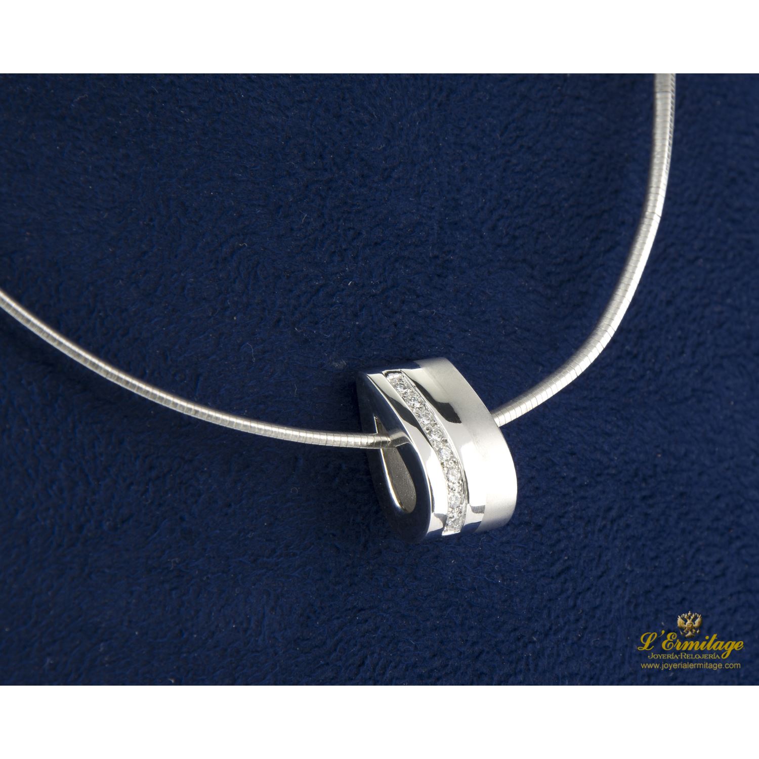 Collar cola de ratón con colgante en oro blanco y diamantes.