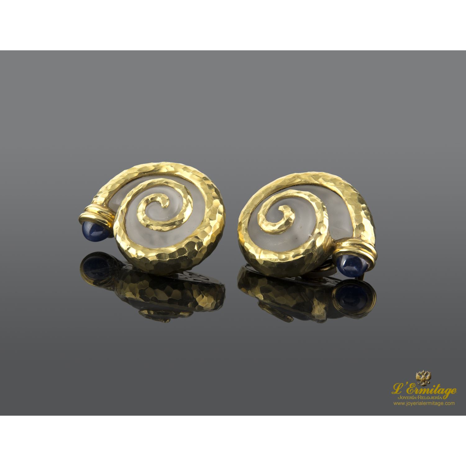 Pendientes en forma de caracol oro amarillo, cristal de roca y zafiro. Diseñados por luis gil.