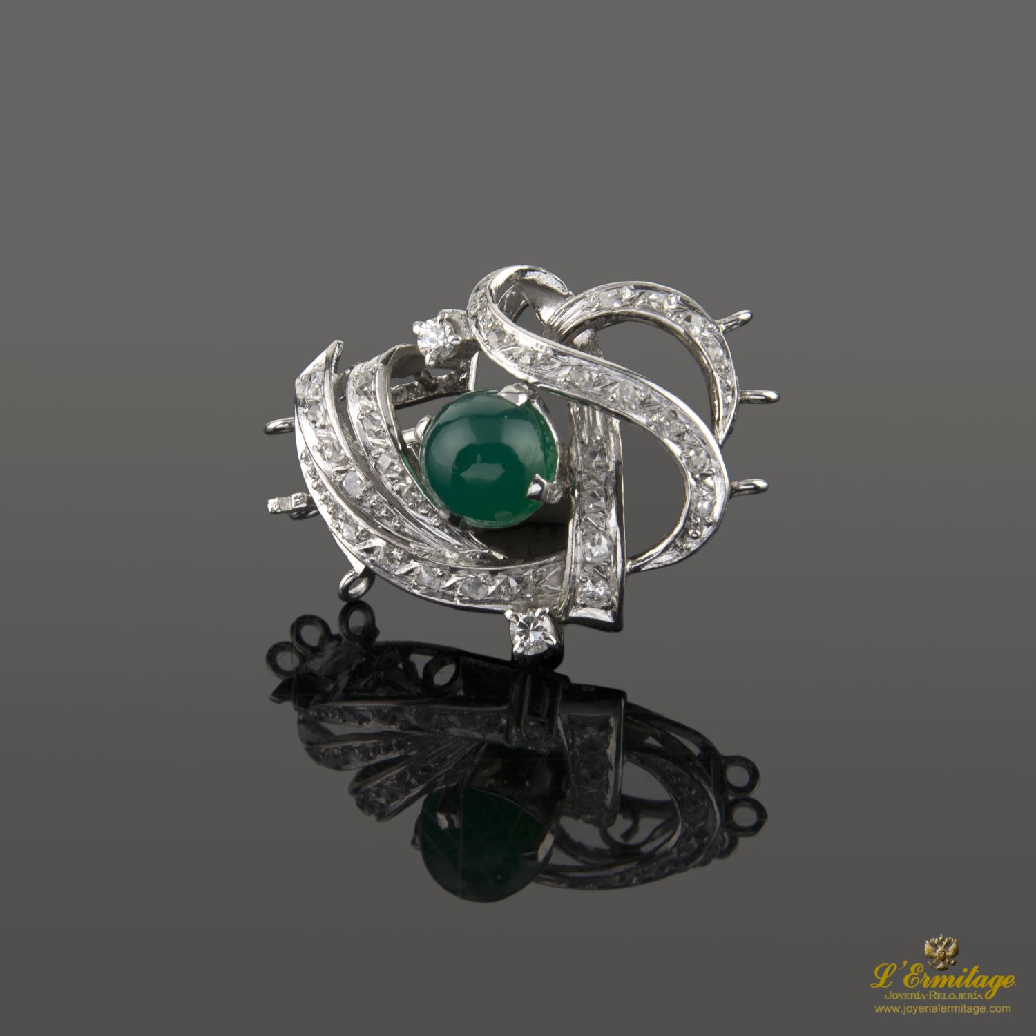 Broche para collar hasta tres filas en oro blanco con esmeralda y diamantes.