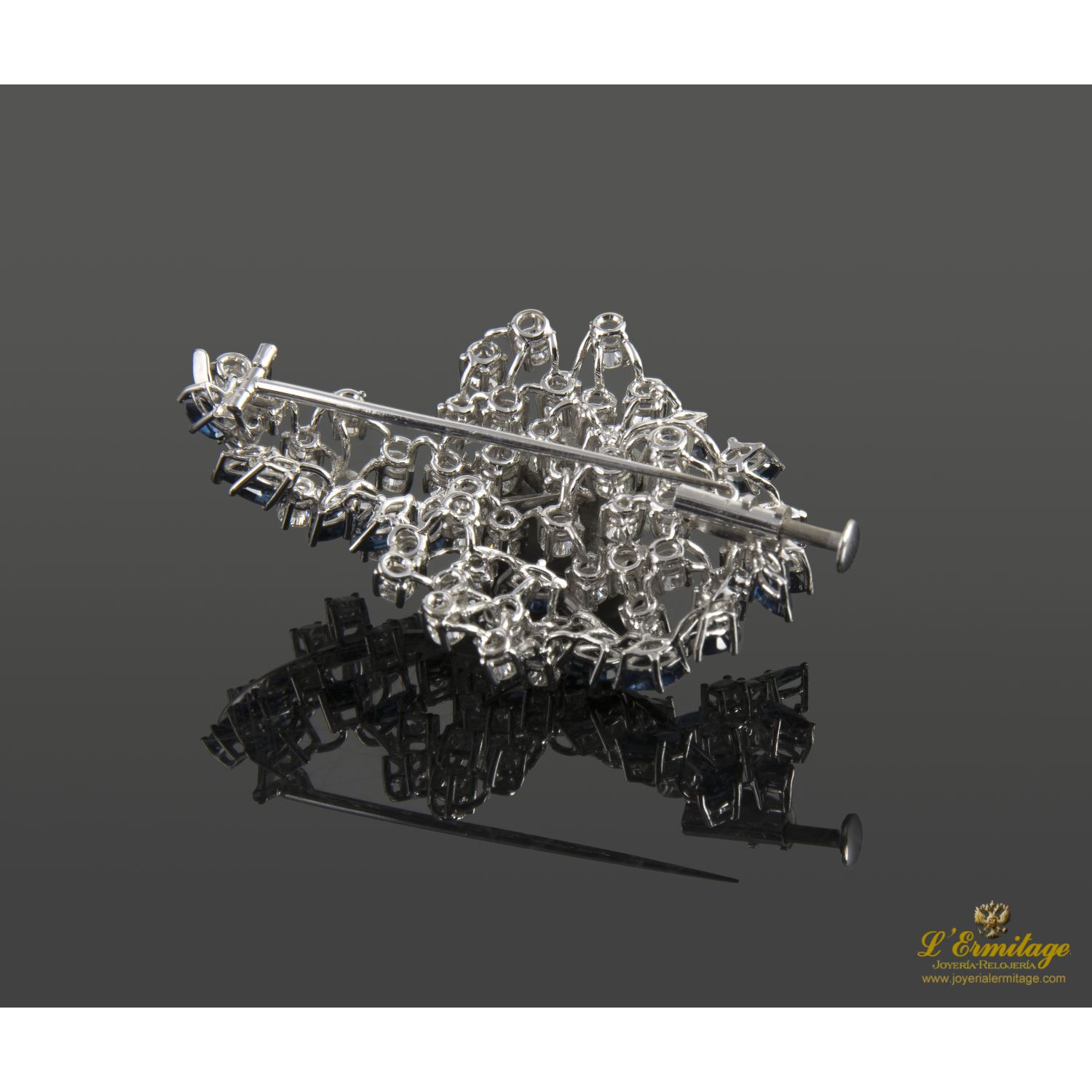 Broche-alfiler oro blanco zafiros y diamantes.