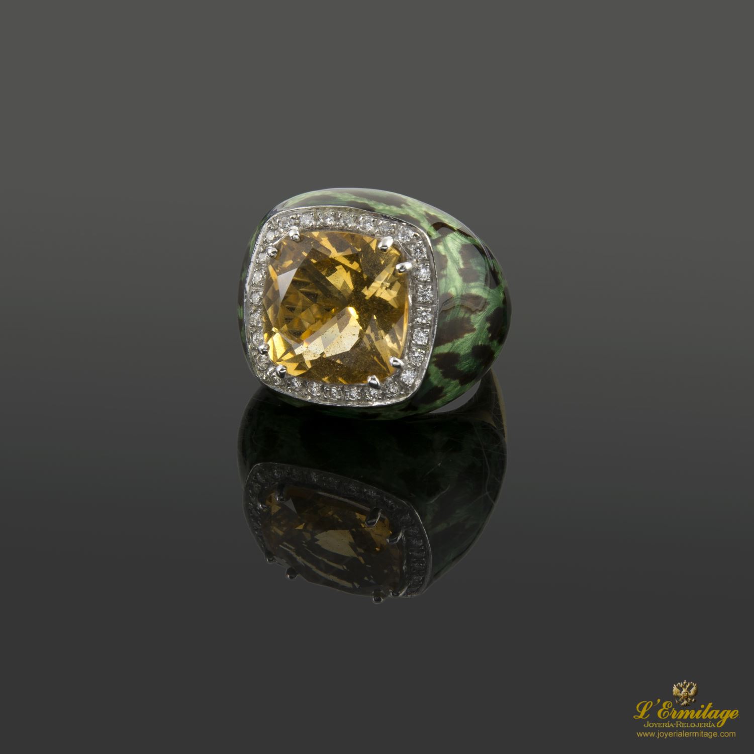 Sortija firmada por casato oro amarillo esmalte, un citrino y diamantes.