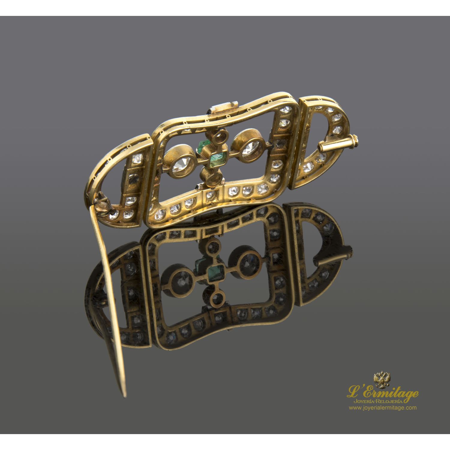 Broche-alfiler antiguo oro amarillo esmeralda y diamantes.
