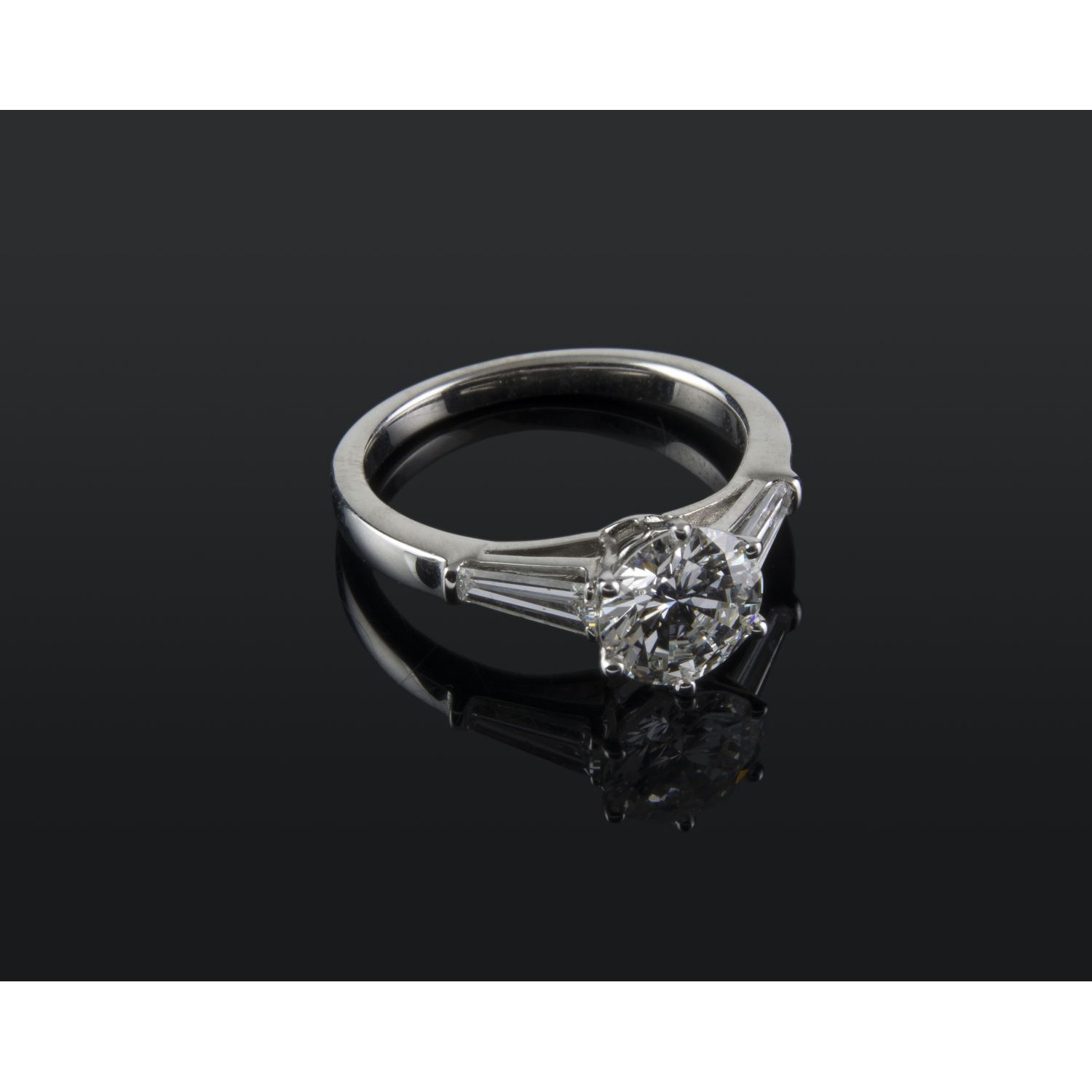 Sortija solitario oro blanco y diamantes color g, pureza vs1 y peso 1,41 cts.