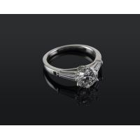 Sortija solitario oro blanco y diamantes color g, pureza vs1 y peso 1,41 cts.