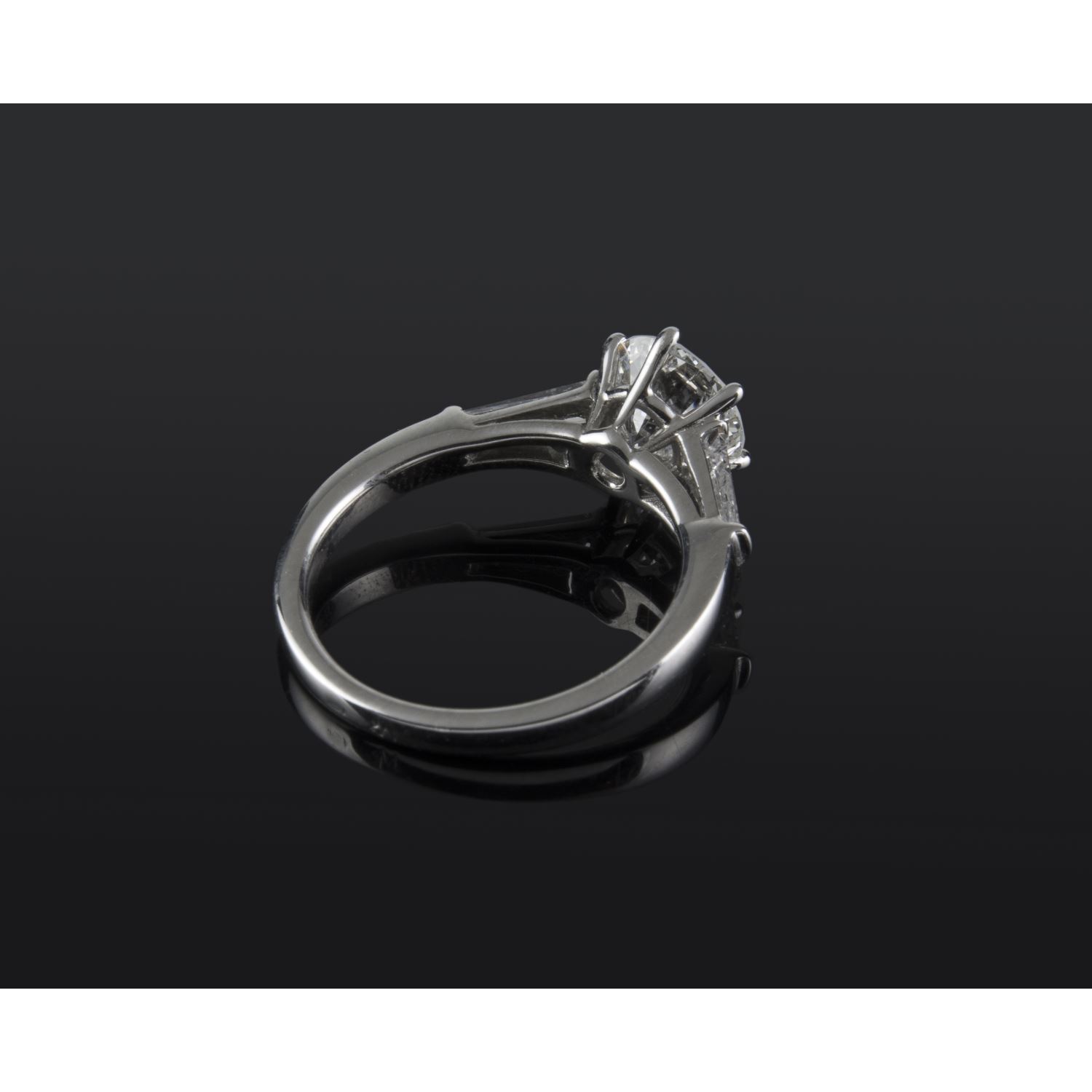 Sortija solitario oro blanco y diamantes color g, pureza vs1 y peso 1,41 cts.