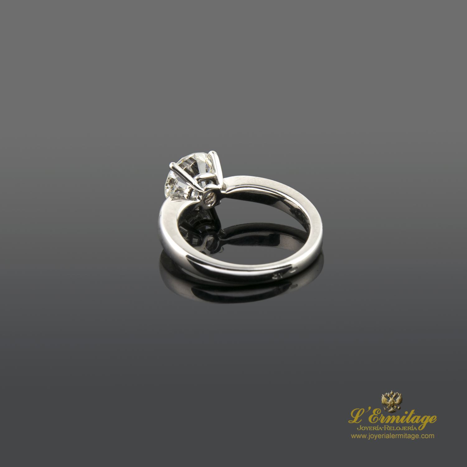 Sortija solitario oro blanco color h. Pureza vs1 y peso 2,03 cts.