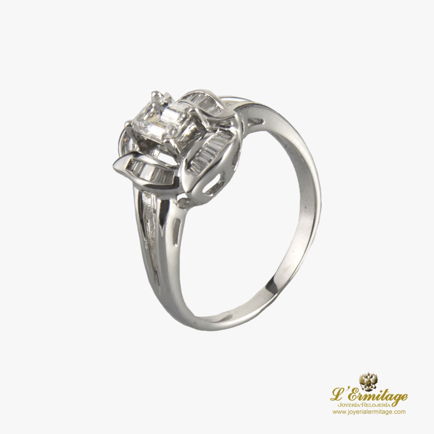 Sortija en oro blanco y diamantes.