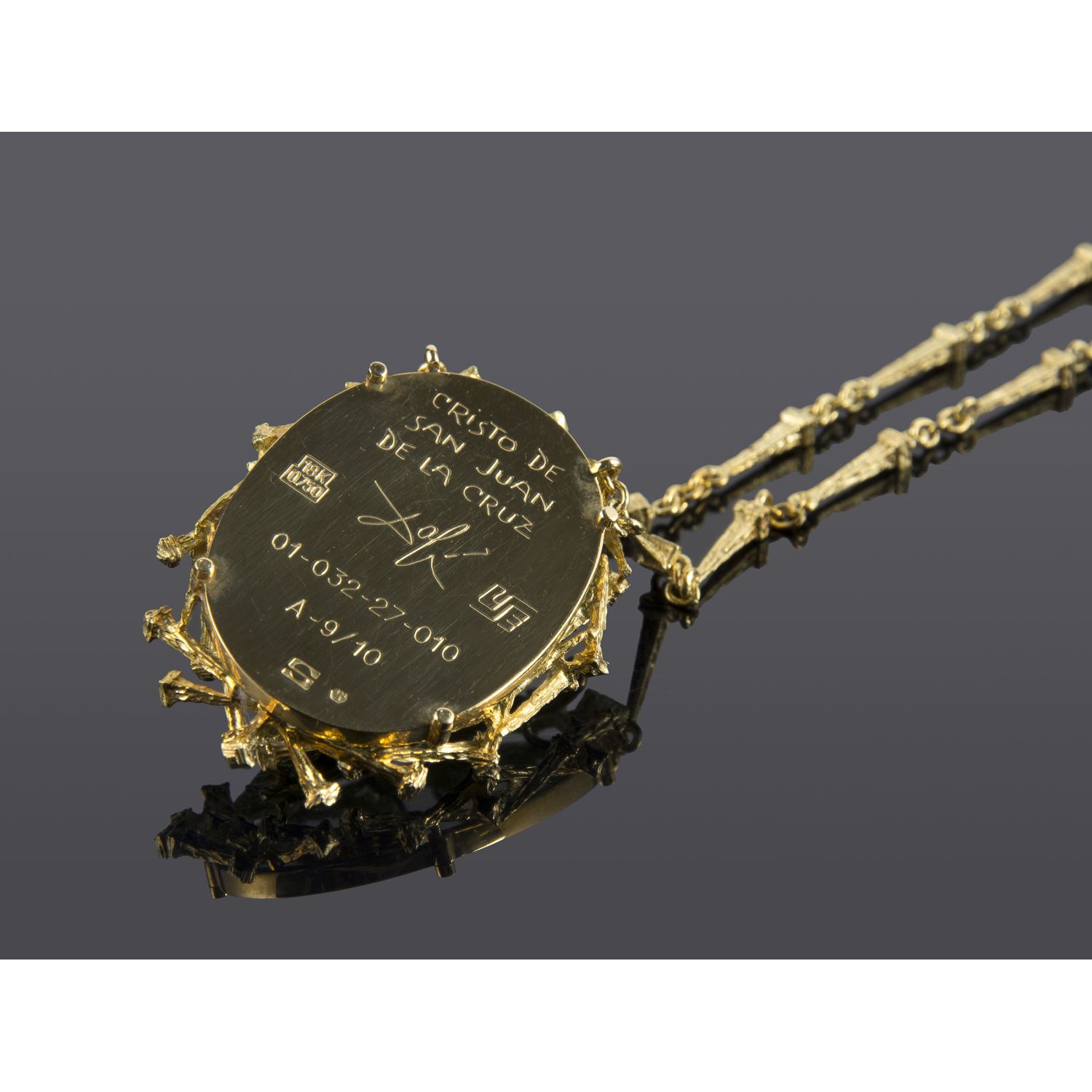 Collar cristo dalí oro amarillo y malaquita. Presenta certificado a-9/10.