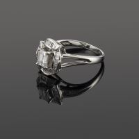 Sortija oro blanco y diamantes.