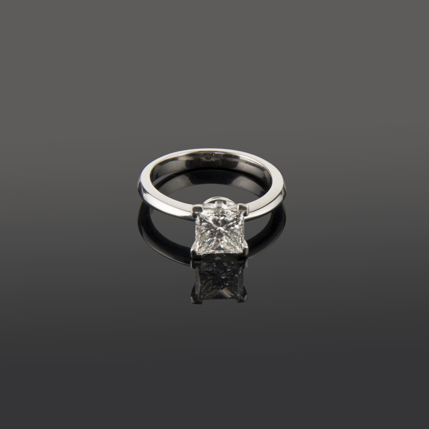 Sortija solitario oro blanco color g, pureza vvs2 y peso 1,66 cts.