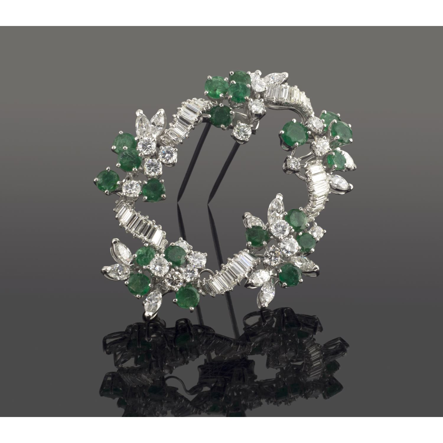 Broche-alfiler oro blanco esmeraldas y diamantes