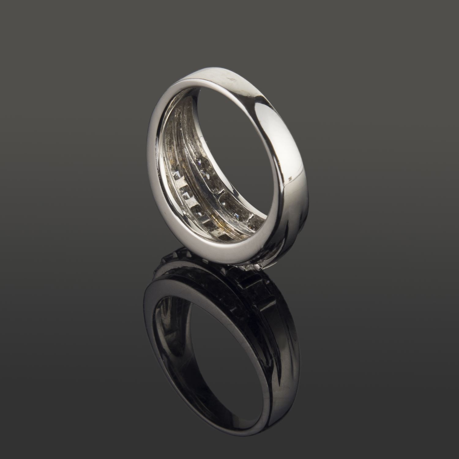 Sortija en oro blanco con diamantes.