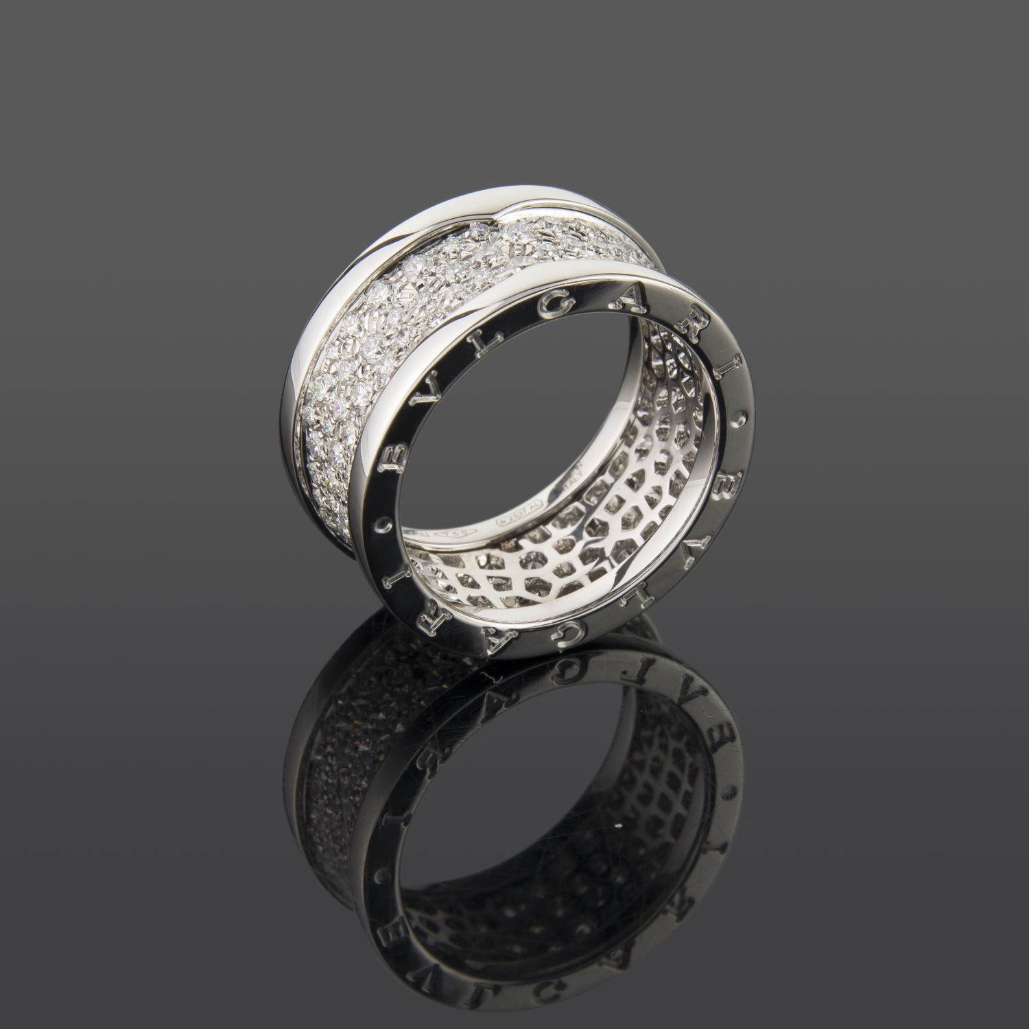 Anillo b.Zero1 en oro blanco de 18 qt con pavé de diamantes en la espiral. Talla nº: 59 