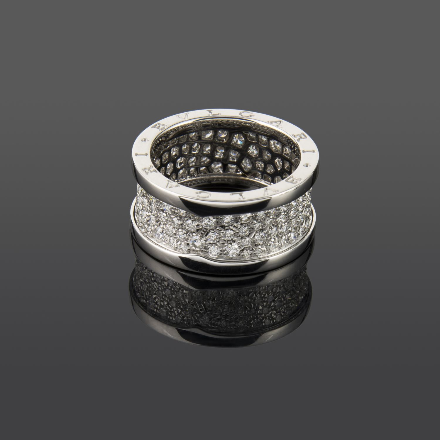 Anillo b.Zero1 en oro blanco de 18 qt con pavé de diamantes en la espiral. Talla nº: 59 