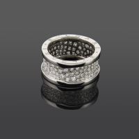 Anillo b.Zero1 en oro blanco de 18 qt con pavé de diamantes en la espiral. Talla nº: 59 