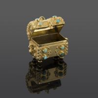 Colgante cofre oro amarillo y turquesas
