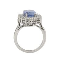 Sortija oro blanco zafiro y diamantes.