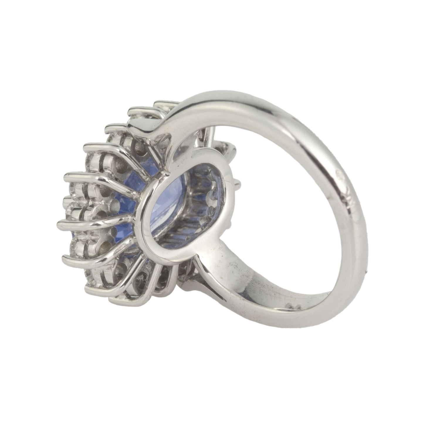 Sortija oro blanco zafiro y diamantes.