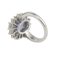 Sortija oro blanco zafiro y diamantes.