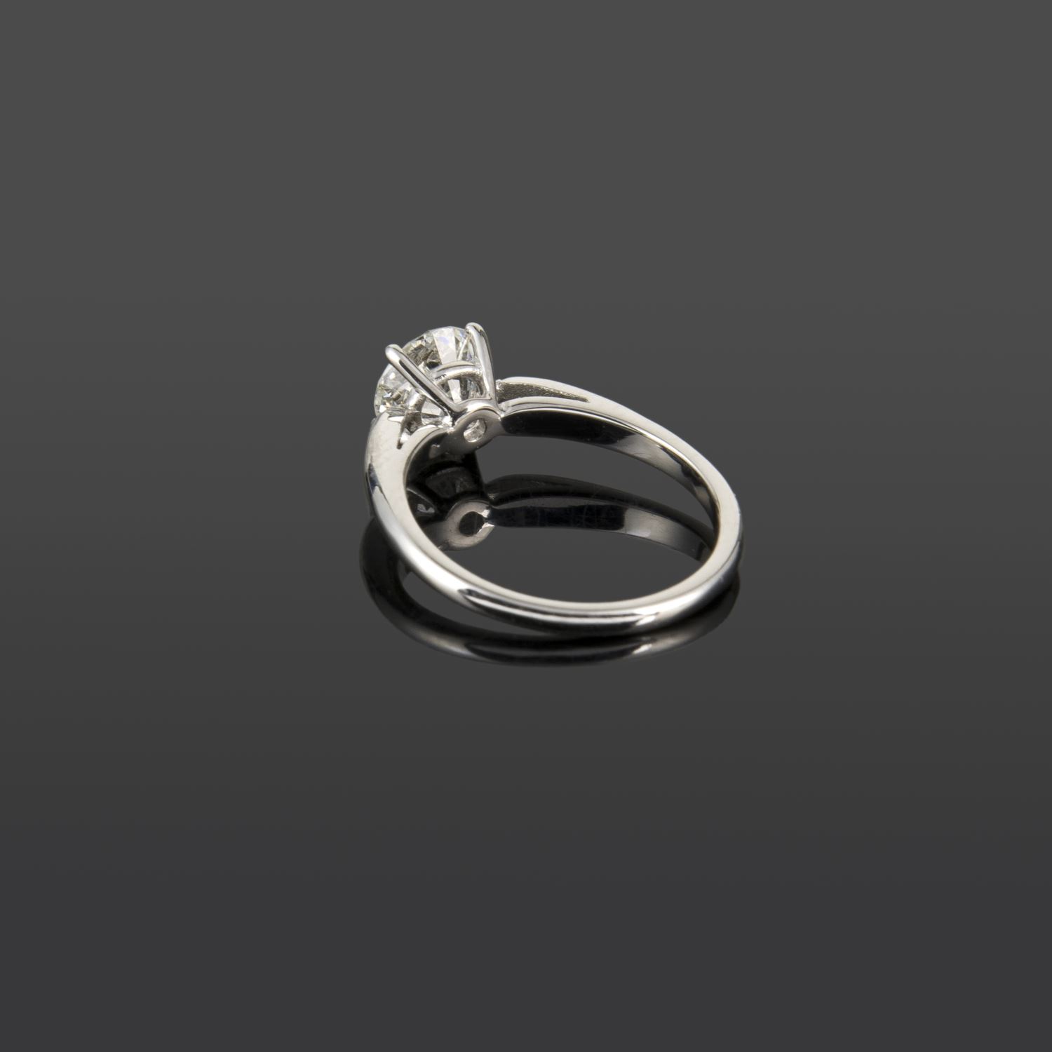 Sortija solitario oro blanco color f, pureza vvs1 y peso 1,10 cts.