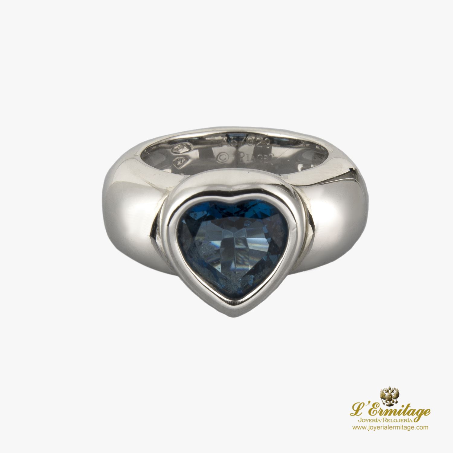 Sortija corazón oro blanco topacio azul.