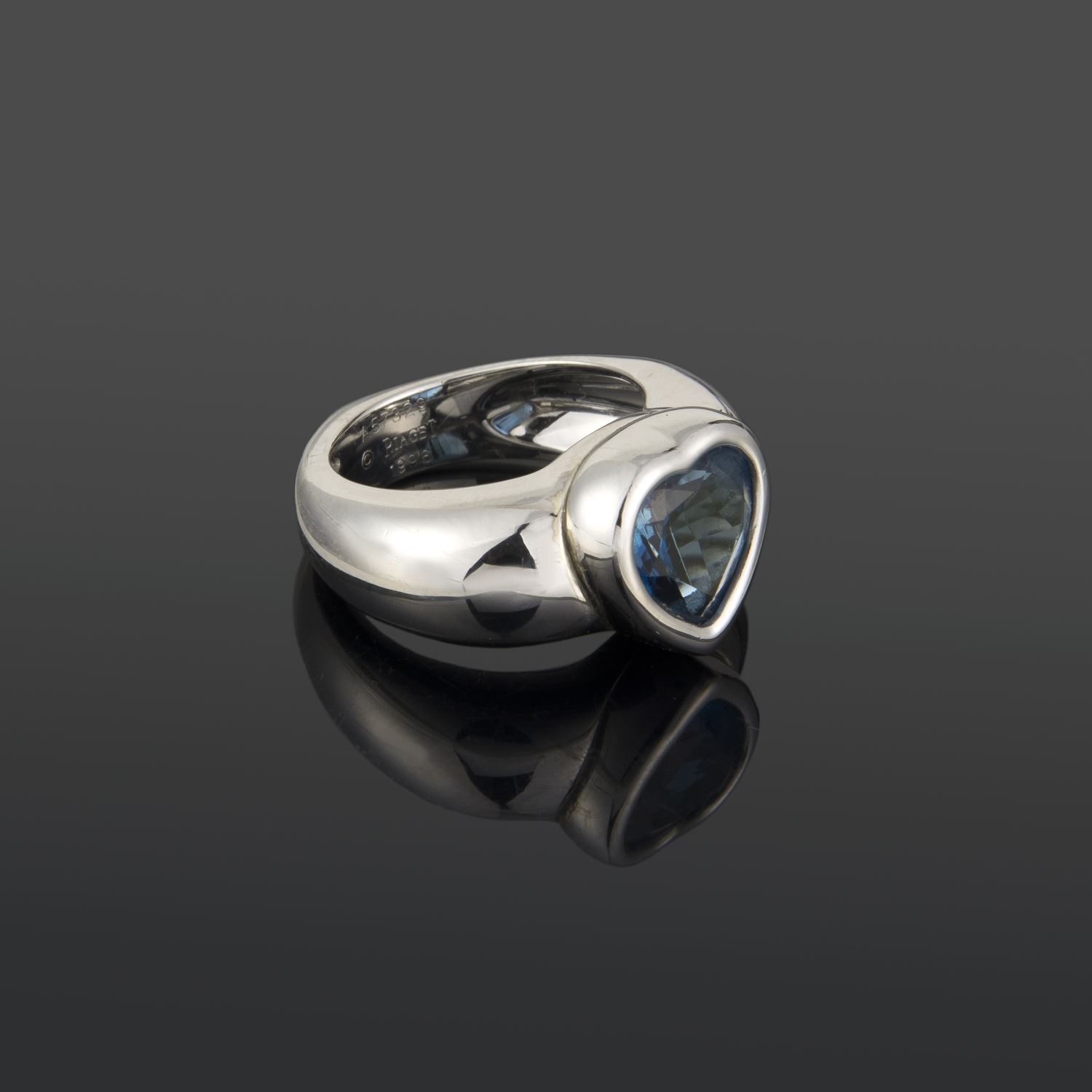 Sortija corazón oro blanco topacio azul.