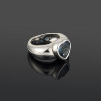 Sortija corazón oro blanco topacio azul.