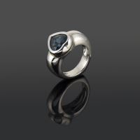 Sortija corazón oro blanco topacio azul.