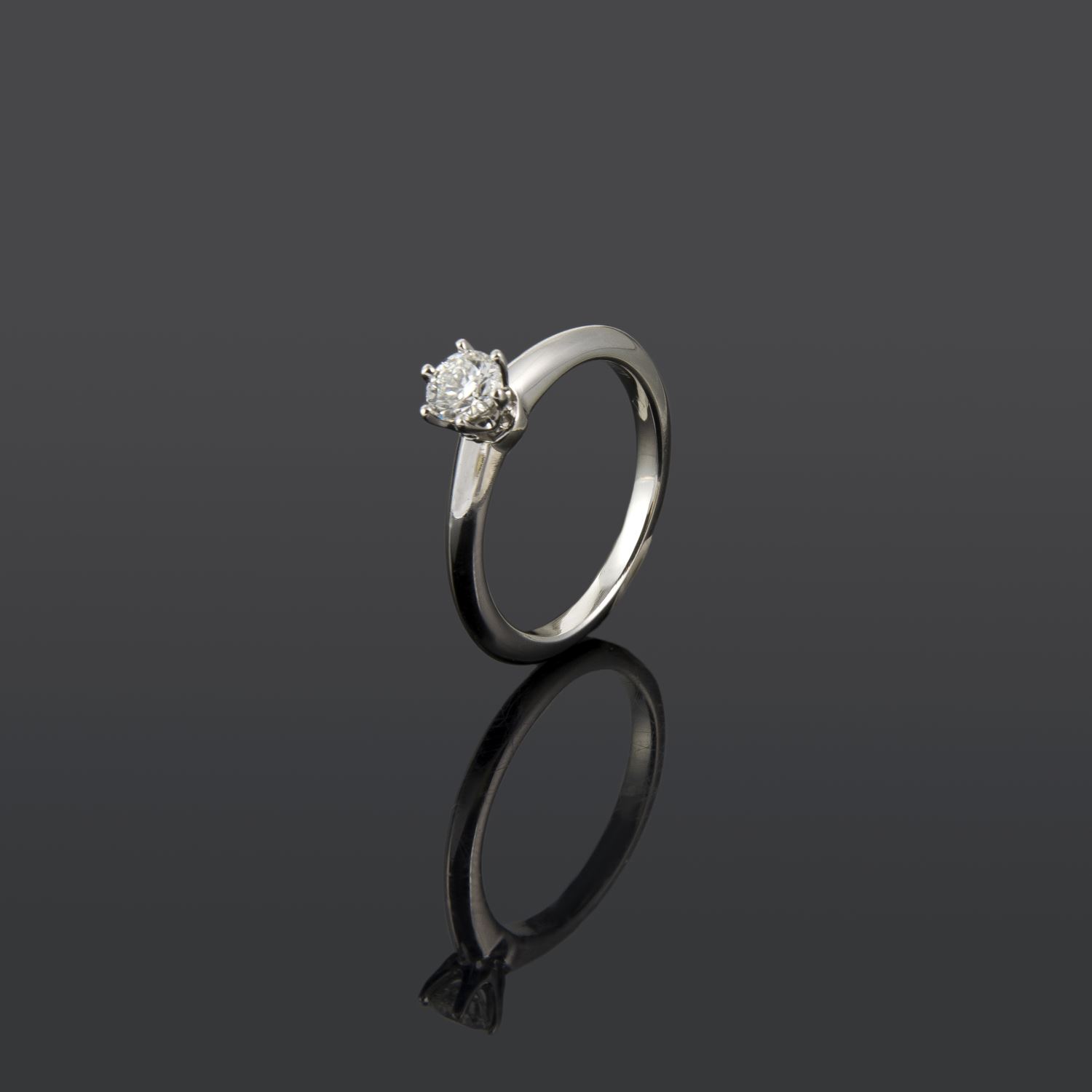 Sortija solitario oro blanco.