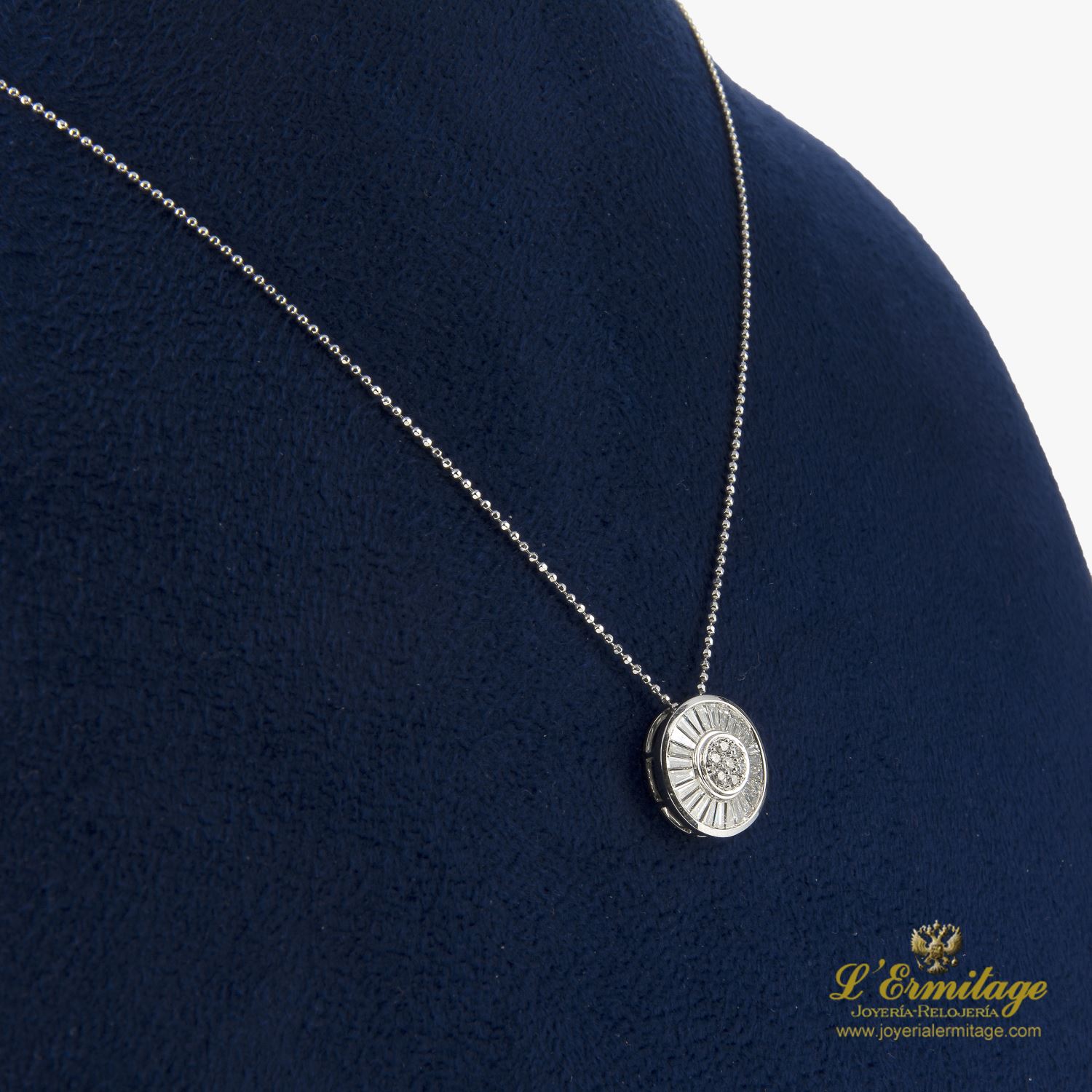 Collar en oro blanco con con colgante de brillantes.