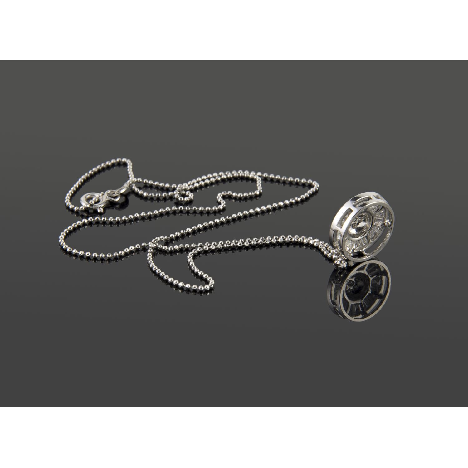 Collar en oro blanco con con colgante de brillantes.