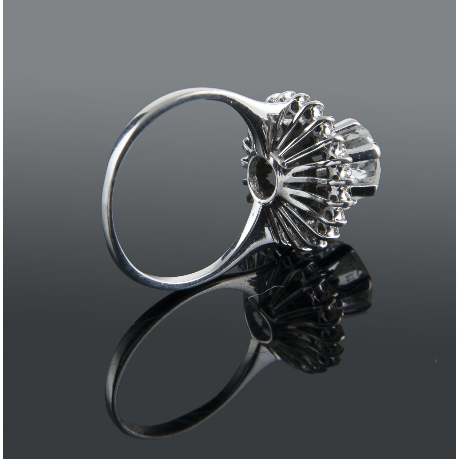 Sortija oro blanco y diamantes color i, pureza p1 y peso 1,30 cts.