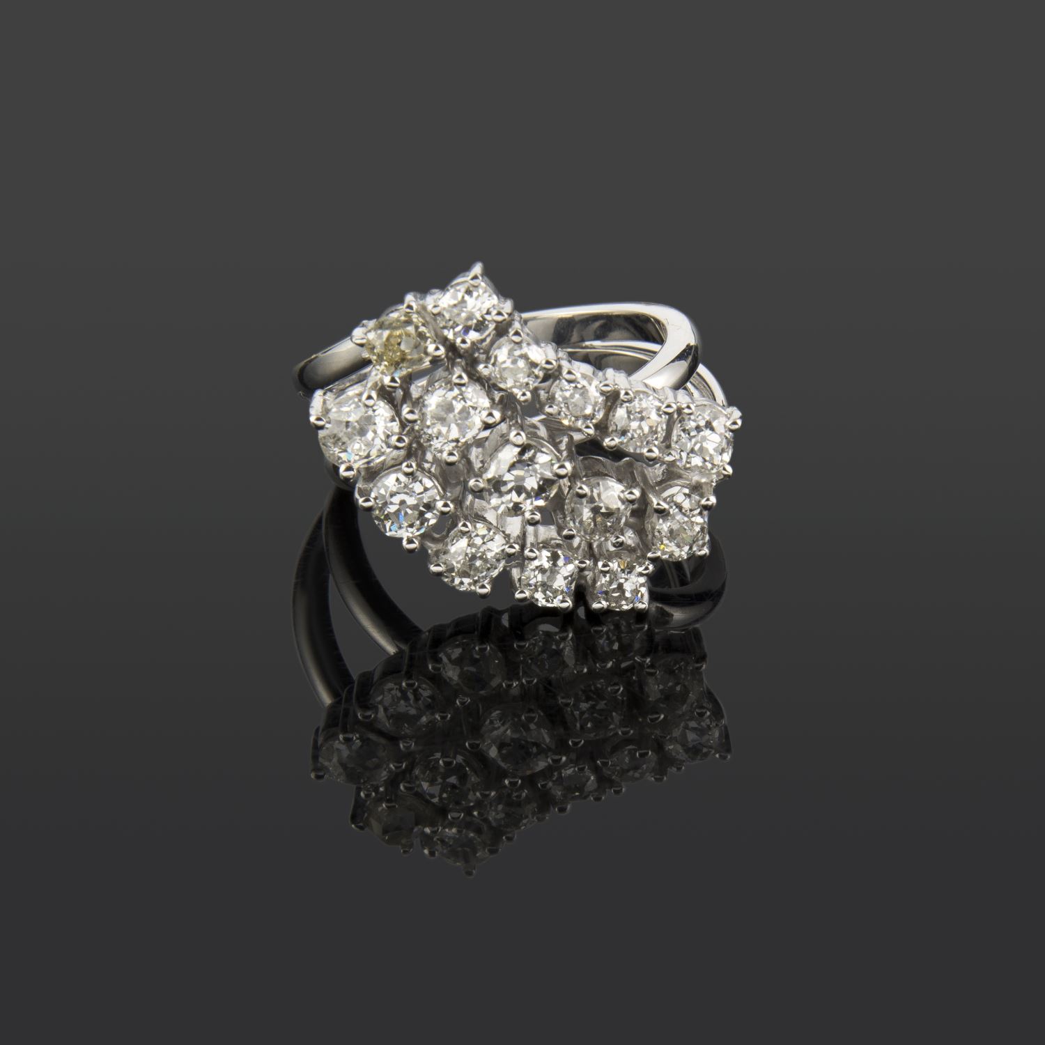 Sortija oro blanco y diamantes.