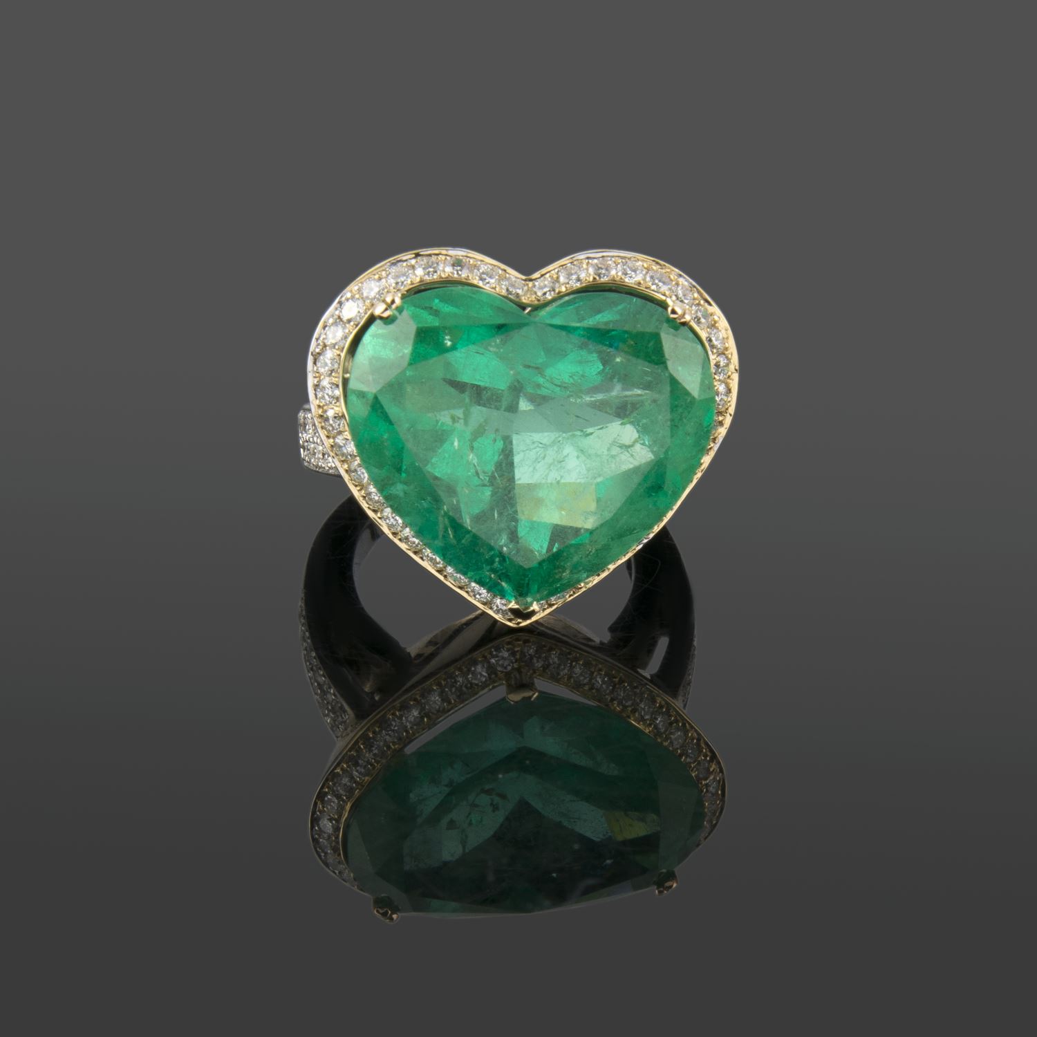 Sortija realizada oro amarillo y oro blanco esmeralda corazón y diamantes.